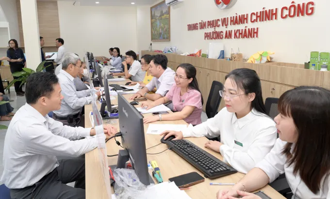 Đồng chí Nguyễn Huy Ngọc trao đổi với cán bộ, công chức tại Trung tâm Phục vụ hành chính công phường An Khánh. Ảnh: VĂN MINH DSC_3090.jpeg