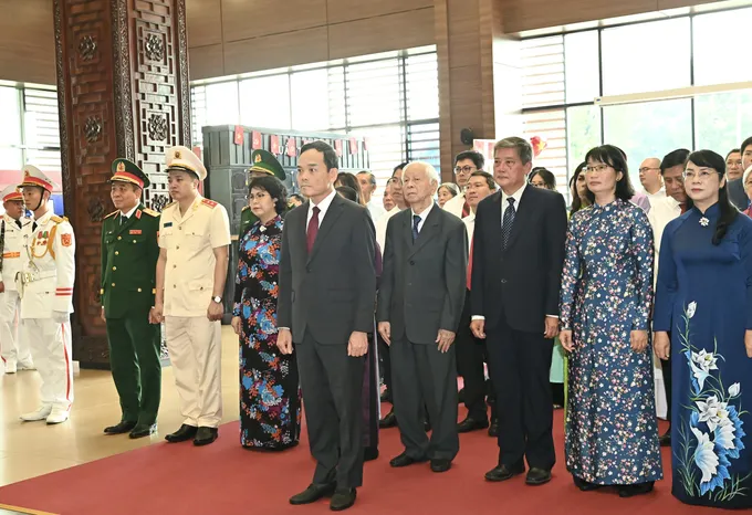 Bí thư Thành ủy TPHCM Trần Lưu Quang cùng đoàn đại biểu dâng hoa, dâng hương tưởng nhớ Chủ tịch Tôn Đức Thắng. Ảnh: VIỆT DŨNG DSC_6641.jpeg