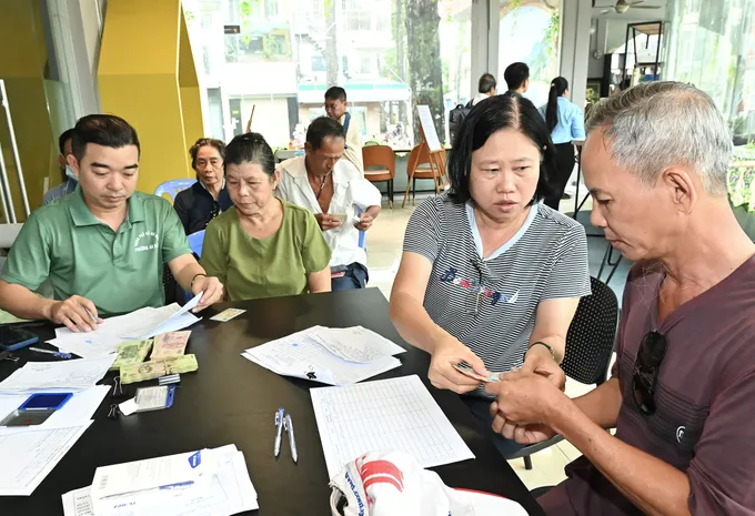 Cán bộ trao món quà ý nghĩa đến tận tay người dân. Ảnh: VIỆT DŨNG DSC_7099.jpeg