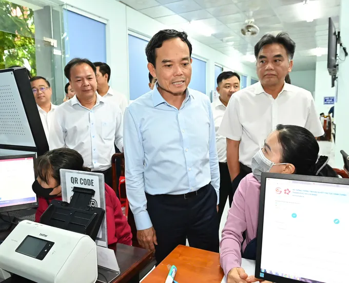 Bí thư Thành ủy TPHCM Trần Lưu Quang thăm hỏi người dân đến làm thủ tục hành chính. Ảnh: VIỆT DŨNG 03ce4582a8d722897bc6.jpg