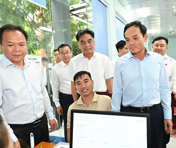 Bí thư Thành ủy TPHCM Trần Lưu Quang thăm hỏi người dân đến làm thủ tục hành chính. Ảnh: VIỆT DŨNG Bí thư Thành ủy TPHCM Trần Lưu Quang thăm hỏi người dân đến làm thủ tục hành chính. Ảnh: VIỆT DŨNG