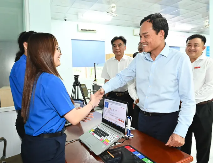 Bí thư Thành ủy TPHCM Trần Lưu Quang thăm hỏi cán bộ đoàn trực tại trung tâm để hỗ trợ người dân đến làm thủ tục hành chính. Ảnh: VIỆT DŨNG 767866891239953839.jpg