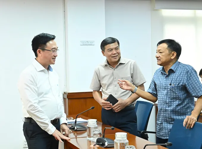 Phó Bí thư Thành ủy TPHCM Đặng Minh Thông trao đổi với các đại biểu trước buổi họp báo. Ảnh: VIỆT DŨNG IMG_6290.jpeg