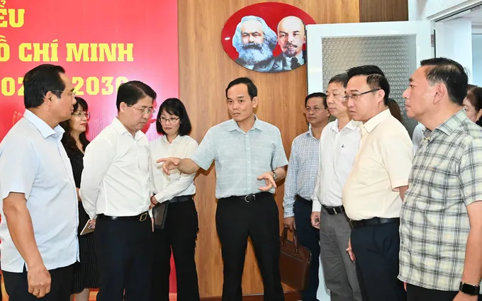 Bí thư Thành ủy TPHCM Trần Lưu Quang kiểm tra công tác chuẩn bị đại hội. Ảnh: VIỆT DŨNG 3829060983649706784.jpg