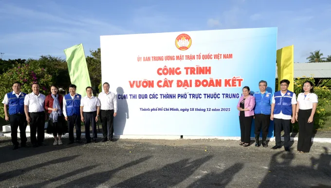 Lãnh đạo các thành phố trực thuộc Trung ương dự buổi trồng cây thực hiện công trình “Vườn cây Đại đoàn kết” tại đặc khu Côn Đảo. Ảnh: VĂN MINH DSC_1001.jpeg