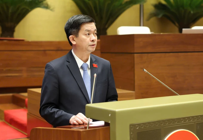 Chủ nhiệm Văn phòng Quốc hội Lê Quang Tùng trình bày toàn văn 2 dự thảo nghị quyết. Ảnh: QUANG PHÚC TÙNG.jpg