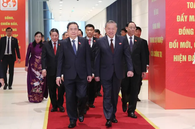 Tổng Bí thư Tô Lâm, Chủ tịch Quốc hội Trần Thanh Mẫn cùng các đại biểu đến dự cuộc gặp mặt sáng 27-8. Ảnh: QUANG PHÚC LÂM THAM QUAN TRLAMX .jpg