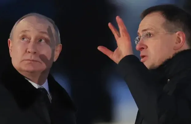 Cựu Bộ trưởng Văn hóa Nga Vladimir Medinsky (phải) và Tổng thống Nga Vladimir Putin. Ảnh: ANSA Nga.jpg