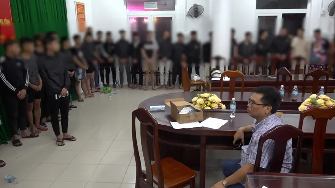 Các đối tượng tại cơ quan công an. Ảnh: CACC gayroi.jpg