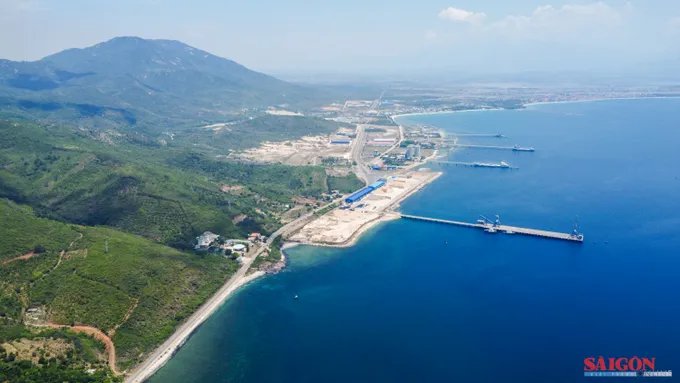 Khu bến cảng Nam Vân Phong, phường Ninh Thủy, thị xã Ninh Hòa. Ảnh: HIẾU GIANG dasua-0447.jpg