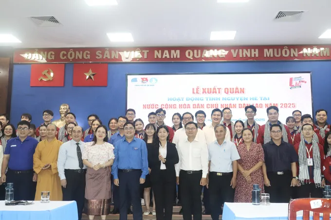 Đại biểu chụp hình lưu niệm cùng các chiến sĩ z6691579295159_54906ed1802a088a8cb7fc24f5a7b71c.jpg