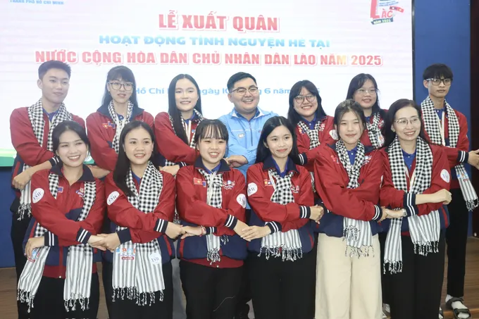 Chiến sĩ háo hức chụp hình lưu niệm trước giờ xuất quân z6691580248809_567d1542e73e9b9632c4932023e243f7.jpg