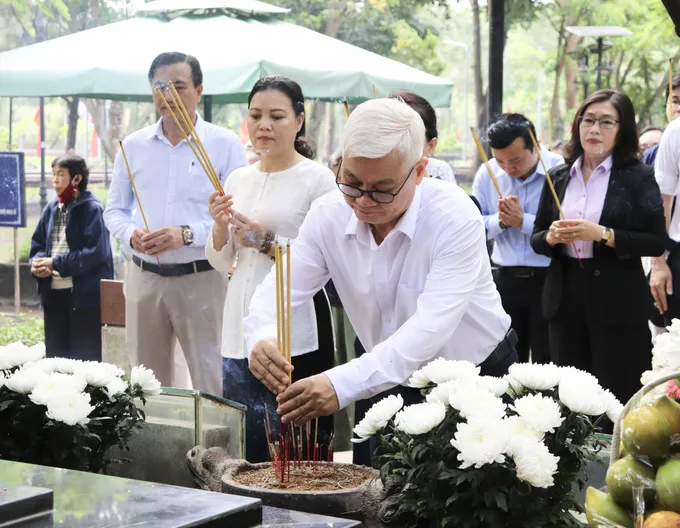 Đồng chí Nguyễn Văn Lợi thắp hương các anh hùng liệt sĩ đang an nghỉ tại Nghĩa trang Hàng Dương z6810000376977_ef28dbcc97c7bec63bafe24e07dd1252.jpg