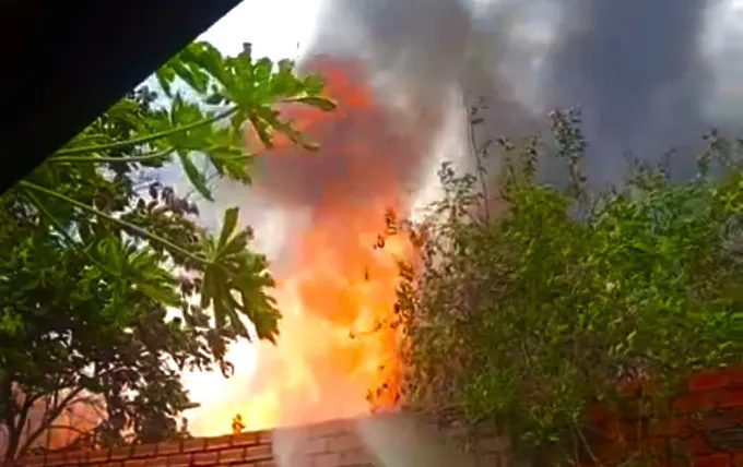 Ngọn lửa bùng cháy dữ dội thiêu rụi nhiều tài sản. Ảnh: KV tp-hcm-chay-nha-trong-hem-tren-duong-vo-van-van-1-651-8588.jpg.jpg