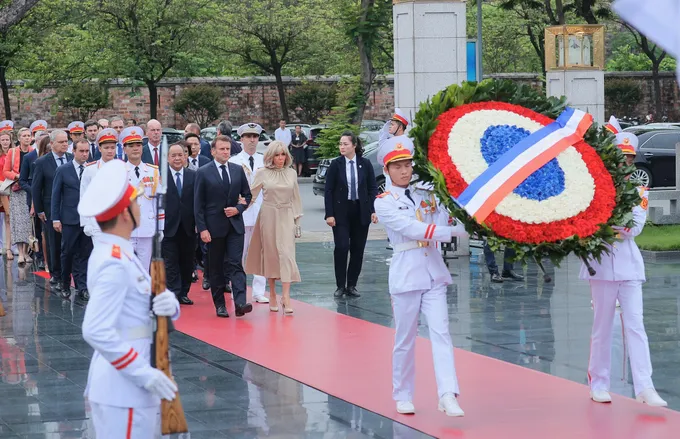 Tổng thống Pháp Emmanuel Macron và Phu nhân cùng đoàn đại biểu cấp cao Pháp đến đặt hoa trước Đài Tưởng niệm các Anh hùng Liệt sĩ sáng 26-5. Ảnh: QUANG PHÚC TT10.jpg