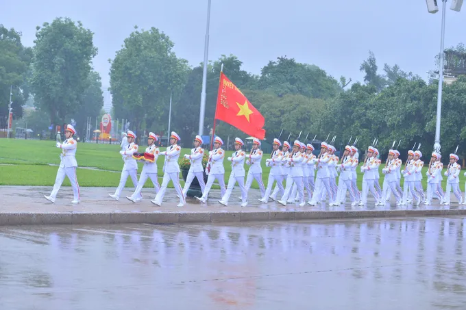 Đội tiêu binh với lá cờ quyết thắng trong lễ thượng cờ rủ z6633461043891_f9f4e0c7fe13f6d24f156ec36c597ac8.jpg