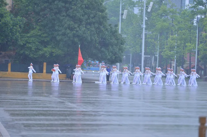 Đội tiêu binh trong lễ thượng cờ rủ chuẩn bị trong điều kiện trời mưa lớn ở Hà Nội, sáng 24-5 z6633462189570_ce7bd877b1d3d9acafed66bab80fe3ac.jpg