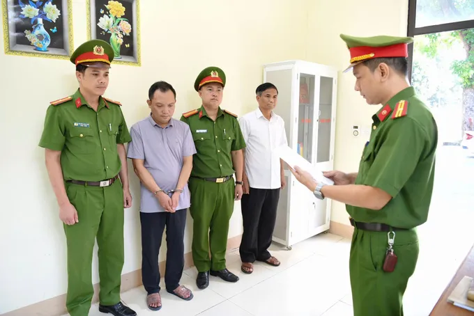 Cơ quan Cảnh sát điều tra Công an tỉnh Phú Thọ thi hành lệnh bắt bị can để tạm giam đối tượng Đường Văn Thiết. Ảnh: CÔNG AN TỈNH PHÚ THỌ giam doc.jpg