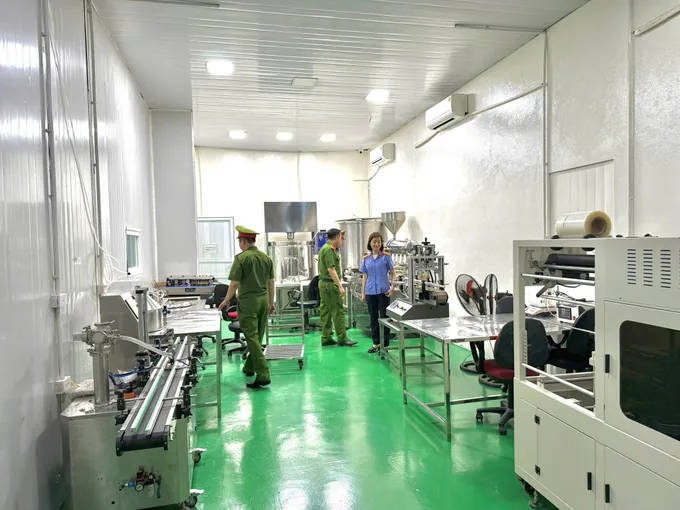 Cơ quan công an khám xét và thu giữ một số tang vật tại xưởng sản xuất của đối tượng Đường Văn Thiết. Ảnh: CÔNG AN TỈNH PHÚ THỌ xưởng.jpg