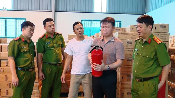 Thiếu tướng Nguyễn Minh Tuấn, Giám đốc Công an tỉnh Phú Thọ (cầm bình chữa cháy) trực tiếp chỉ đạo triệt phá đường dây sản xuất bình chữa cháy giả 6537.jpg