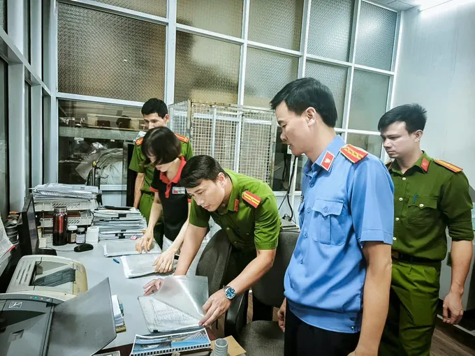 Cơ quan chức năng kiểm tra, khám xét doanh nghiệp trên 6540.jpg