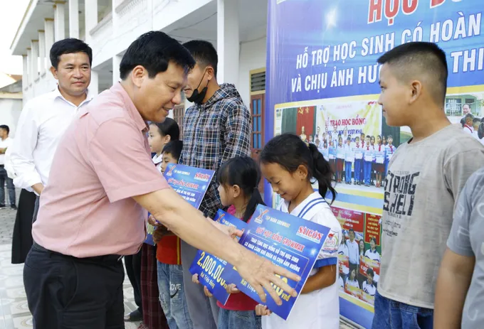 Phó Tổng Biên tập Báo Sài Gòn Giải Phóng Nguyễn Ngọc Anh trao học bổng cho các em học sinh 10.JPG