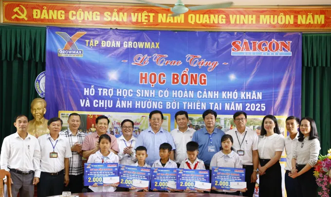 Báo Sài Gòn Giải Phóng và Tập đoàn GrowMax trao học bổng cho các em học sinh tại Nghệ An Báo Sài Gòn Giải Phóng và Tập đoàn GrowMax trao học bổng cho các em học sinh tại Nghệ An