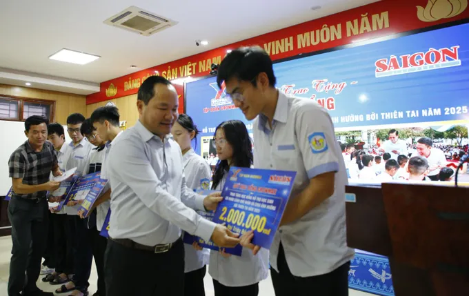 Ông Hoàng Quốc Việt, Ủy viên Ban Thường vụ Tỉnh ủy, Giám đốc Sở Nông nghiệp và Môi trường tỉnh Nghệ An, trao học bổng cho các cháu học sinh 1.JPG