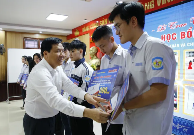 Nhà báo Nguyễn Ngọc Anh, Phó Tổng Biên tập Báo Sài Gòn Giải Phóng, trao học bổng cho các em học sinh 2.JPG