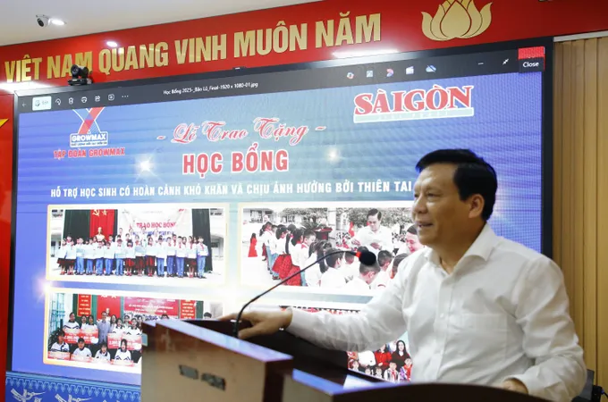 Nhà báo Nguyễn Ngọc Anh, Phó Tổng Biên tập Báo Sài Gòn Giải Phóng, phát biểu tại lễ trao học bổng 3.JPG