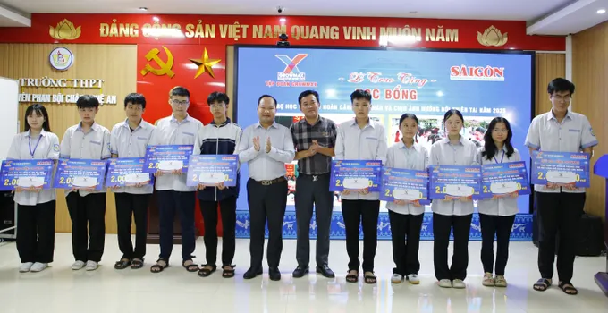 Báo Sài Gòn Giải Phóng và Tập đoàn GrowMax tiếp tục mang yêu thương đến với học sinh Nghệ An 4.JPG