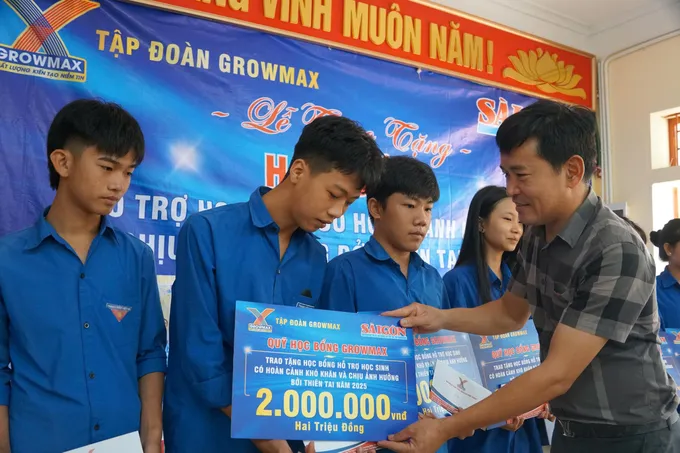 Ông Đặng Văn Thành, Giám đốc khu vực miền Bắc Tập đoàn Growmax, trao học bổng cho các em học sinh 8.jpg