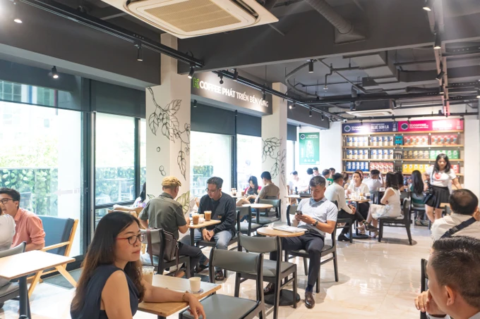 Một quán cà phê tại trung tâm quận 1 (TPHCM) vào giờ trưa. Ảnh: ĐỨC TRUNG DSC01695.jpg
