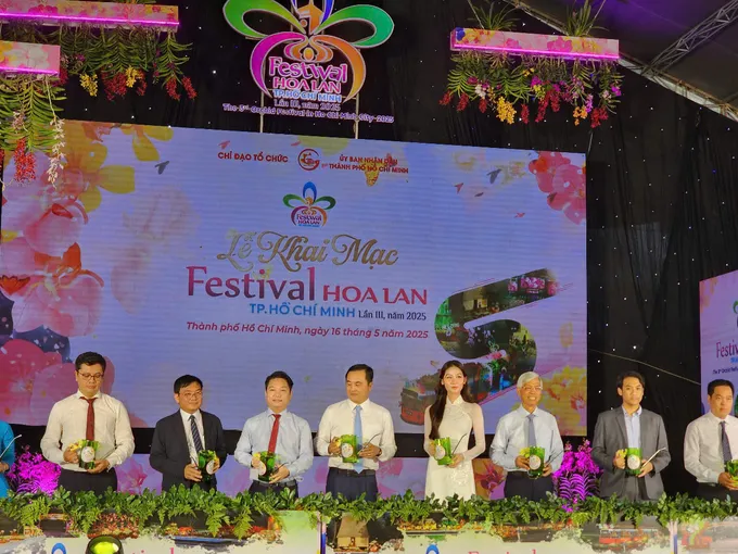 Phó Chủ tịch UBND TPHCM Võ Văn Hoan cùng các đại biểu tham gia nghi thức khai mạc Festival hoa lan TPHCM lần 3 -năm 2025 z6606725135767_9b1bdd0d80758c160c9f5b291a10edb1.jpg