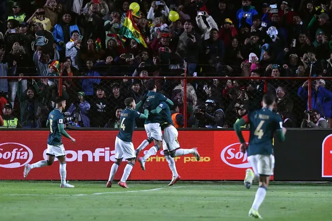 Niềm vui của các cầu thủ Bolivia