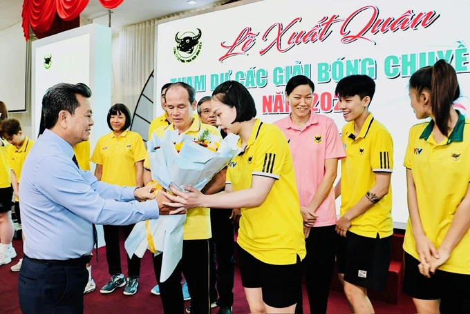Lãnh đạo giao nhiệm vụ cho tập thể đội bóng lên đường đi thi đấu mùa giải 2025. Ảnh: DŨNG PHƯƠNG IMG_2521.jpg