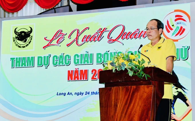 HLV Thái Quang Lai đại diện ban huấn luyện và đội bóng báo cáo công tác chuẩn bị chuyên môn và sẵn sàng lên đường đi thi đấu. Ảnh: DŨNG PHƯƠNG IMG_2522.jpg