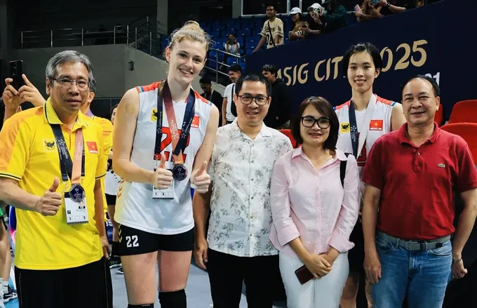 Đại diện Đại sứ quán Việt Nam tại Philippines đã cổ vũ đội bóng trong quá trình thi đấu. Ảnh: VTVBDLA IMG_4479.jpg