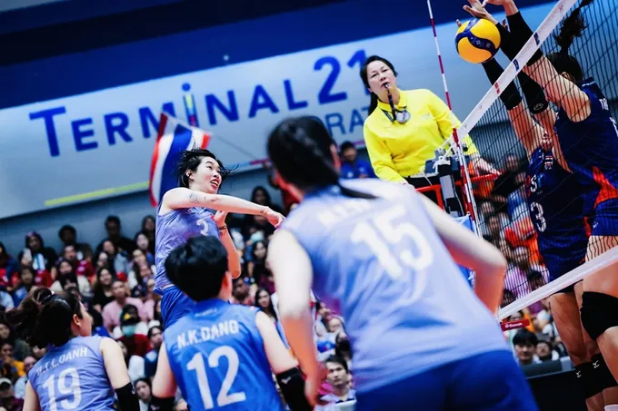 Hàng chắn của Thái Lan đã hóa giải các tay đập Việt Nam ở trận này. Ảnh: SEAVLEAGUE IMG_6945.jpg