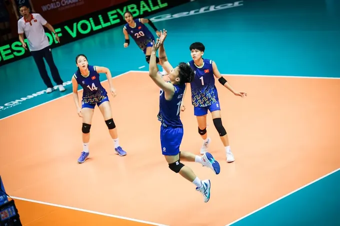 Đội tuyển bóng chuyền nữ U21 Việt Nam vẫn đang thi đấu tại Indonesia dù gặp bất lợi do thiếu lực lượng. Ảnh: FIVB