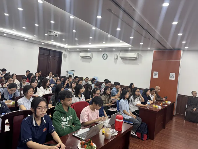 Buổi Hội thảo thu hút sự quan tâm của nhiều sinh viên, học viên cao học và nghiên cứu sinh.JPG