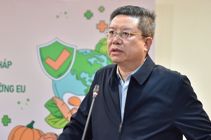 Mr. Le Thanh Hoa, Deputy Director of the Department of Quality, Processing, and Market Development, speaks at the meeting. img-7333-4504-7461.jpeg.jpg