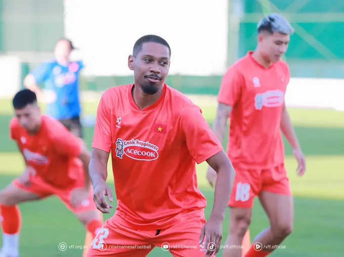 Cao Quang Vinh gây ấn tượng mạnh trong buổi tập đầu tiên cùng ĐTVN 1 Quang Vinh bày tỏ niềm hạnh phúc khi được khoác áo đội tuyển Việt Nam.