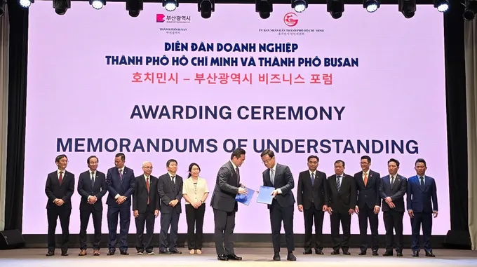 Dưới sự chứng kiến của ông Nguyễn Lộc Hà, Phó Chủ tịch UBND TPHCM, Tập đoàn Becamex ký kết các Biên bản ghi nhớ hợp tác với các tập đoàn lớn của Hàn Quốc