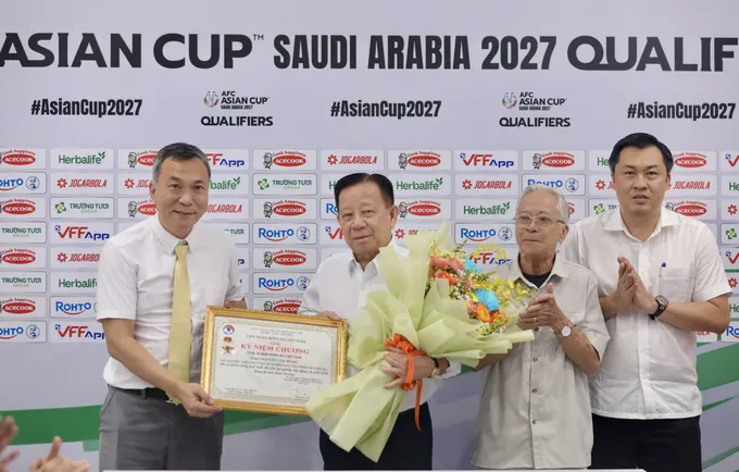 Ông Trần Quốc Tuấn trao kỷ niệm chương đến ông Nguyễn Văn Hùng - Chủ tịch Tập đoàn Becamex cùng các ông Vũ Đức Thành và Cao Văn Chóng. Ảnh: DŨNG PHƯƠNG