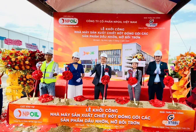 Lễ khởi công diễn ra vào ngày 21-11-2015.