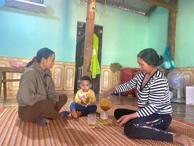 Hàng xóm đến thăm nhà, gửi lời chúc mừng chị Y Hôi (bên phải) có nhà mới a2.jpeg