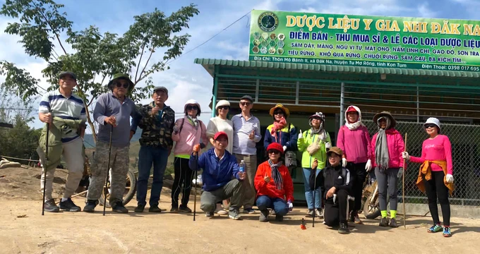 Một đoàn khách do chị Y Gia Nhi phục vụ a22.jpeg