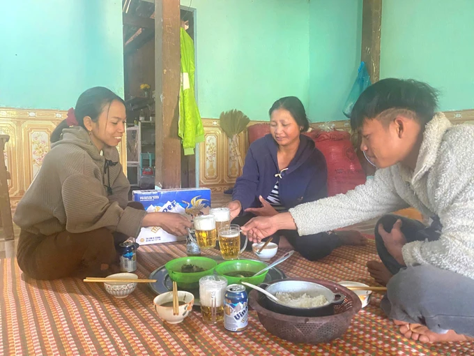 Tại căn nhà mới, chị Y Hôi (ở giữa) chiêu đãi hàng xóm dịp tết a3.jpeg