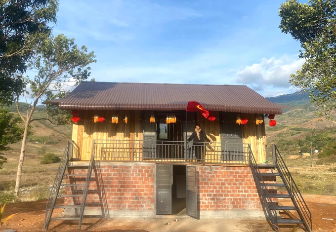 Chị Y Gia Nhi làm nhà sàn để đón khách cs.jpeg
